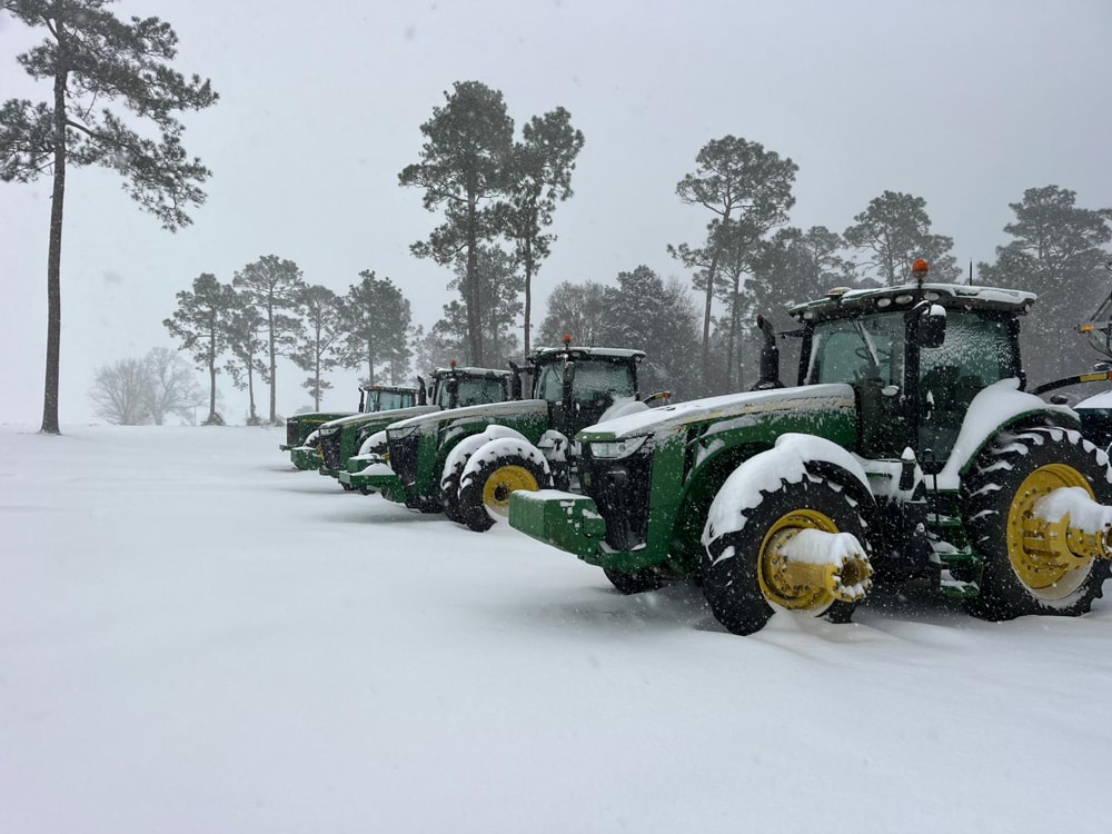 Foto: Cortesía La nieve de la tormenta invernal Enzo cubre tractores en el condado de Escambia. Cortesía de Scott Walker