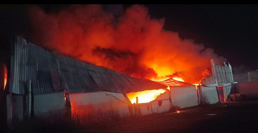 Foto: Cortesía Fuerte incendio consumió una bodega de reciclaje en el Parque Industrial Chachapa en Amozoc