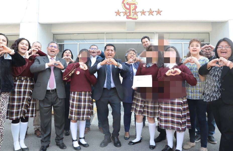 Foto: Cortesía Jóvenes de Puebla donan ropa invernal a casas hogar del SEDIF