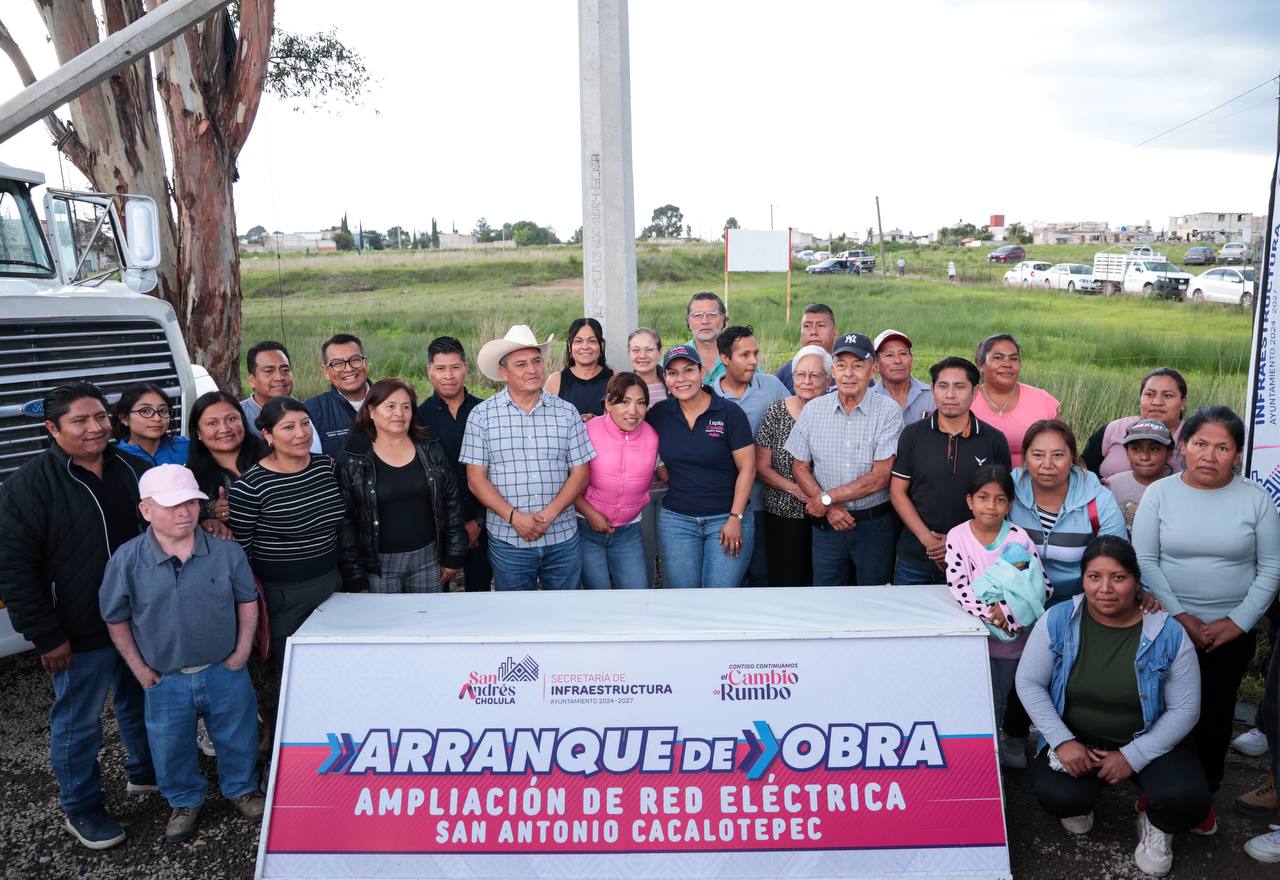 Más calles con luz, lleva Lupita Cuautle red eléctrica a San Antonio Cacalotepec