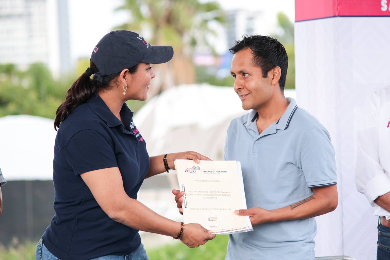 Comunicado oficial Más calles con luz, lleva Lupita Cuautle red eléctrica a San Antonio Cacalotepec