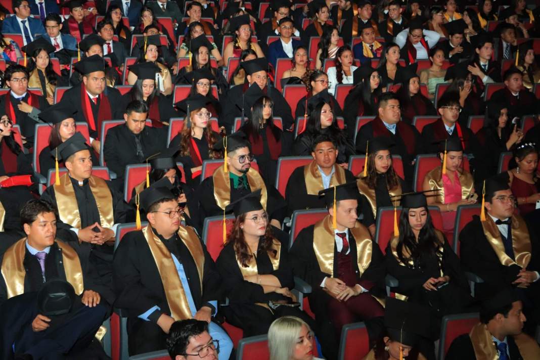 FCEA UATx celebra a 362 nuevos profesionistas con visión humanista