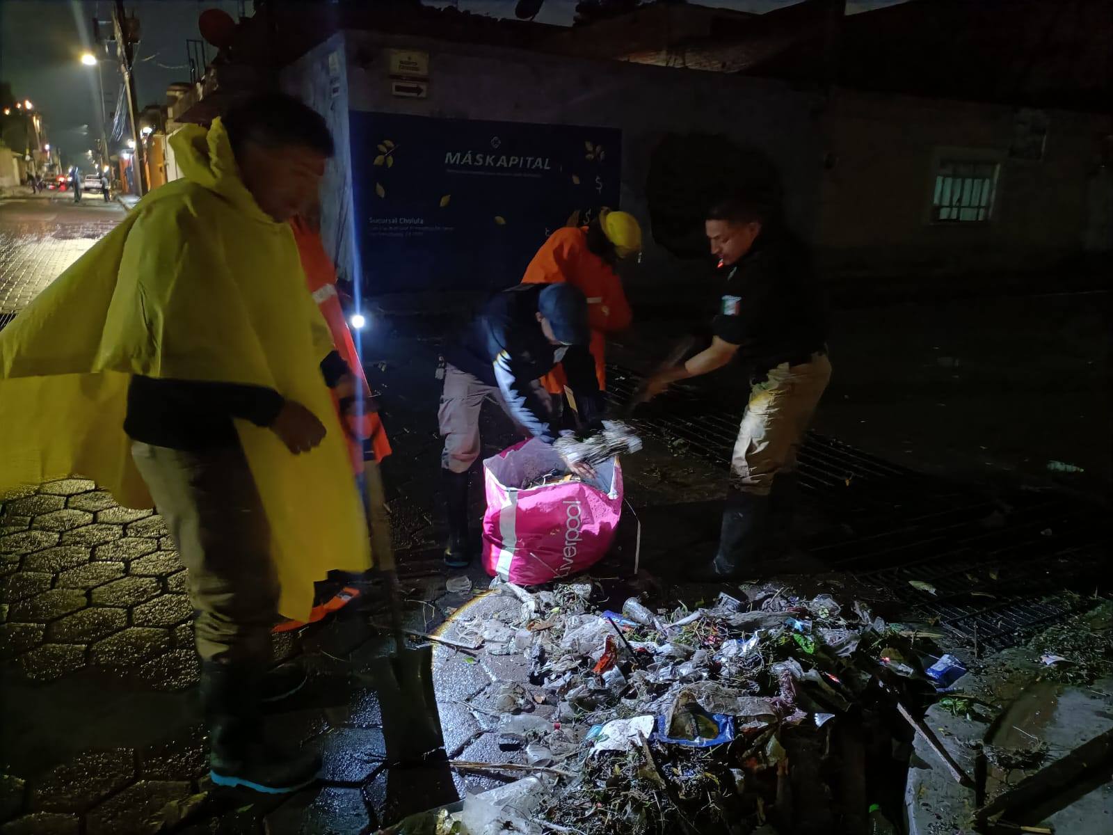 Por: Cortesía Lula Pineda Guardias Ciudadanos tras lluvia retiran más de 20 kg de basura en coladeras cholultecas
