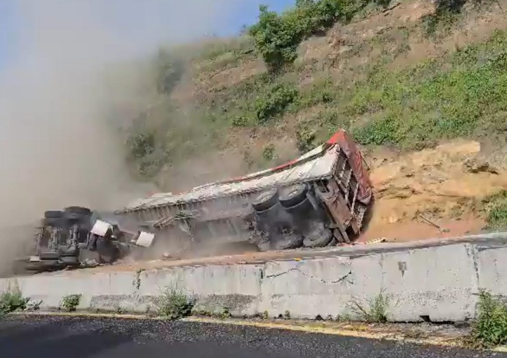 Foto: Cortesía Tráiler vuelca en la autopista Puebla–Atlixco