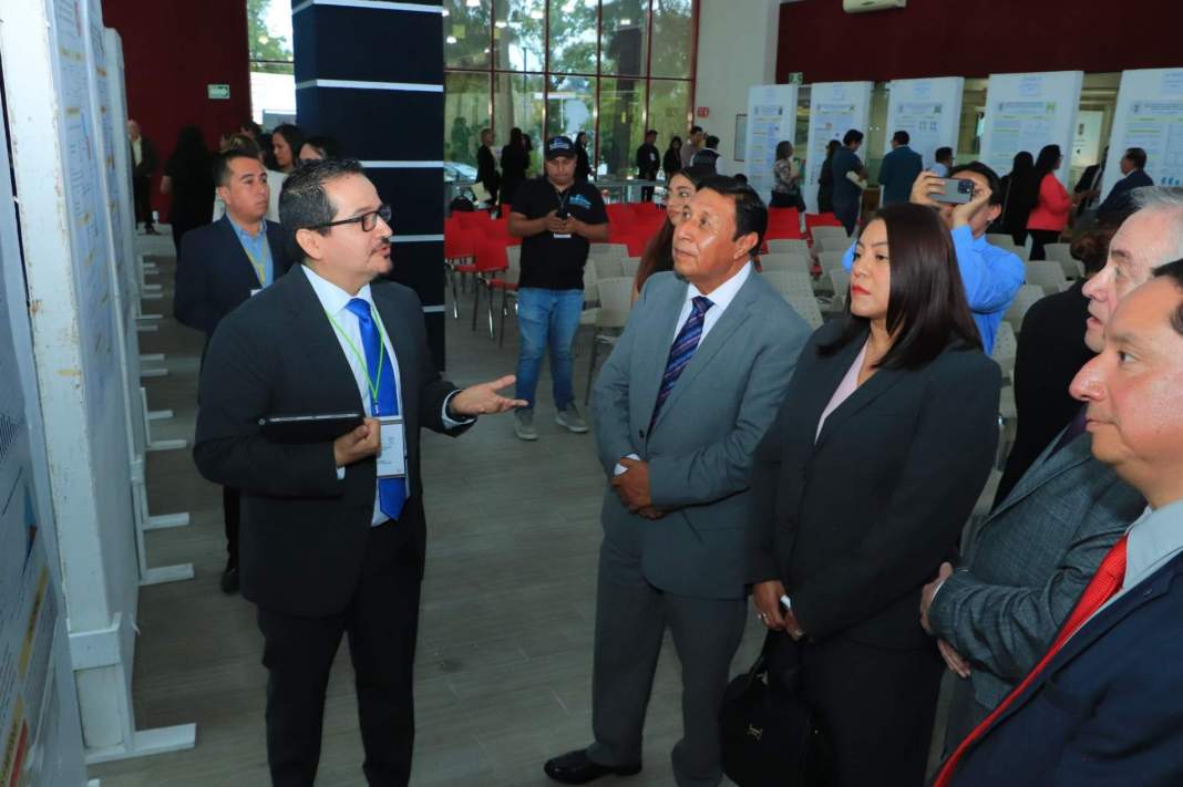 Estudiantes de la UATx exponen 50 investigaciones en salud pública