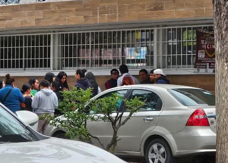 Padres bloquean Jardín de Niños “Revolución” en Apizaco por opacidad en fondos