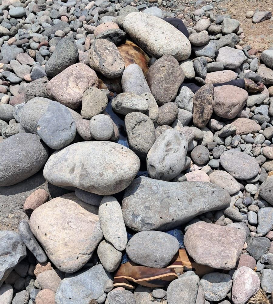 Hallan cuerpo semi enterrado y cubierto con piedras en Tetla; tenía avanzado estado de descomposición