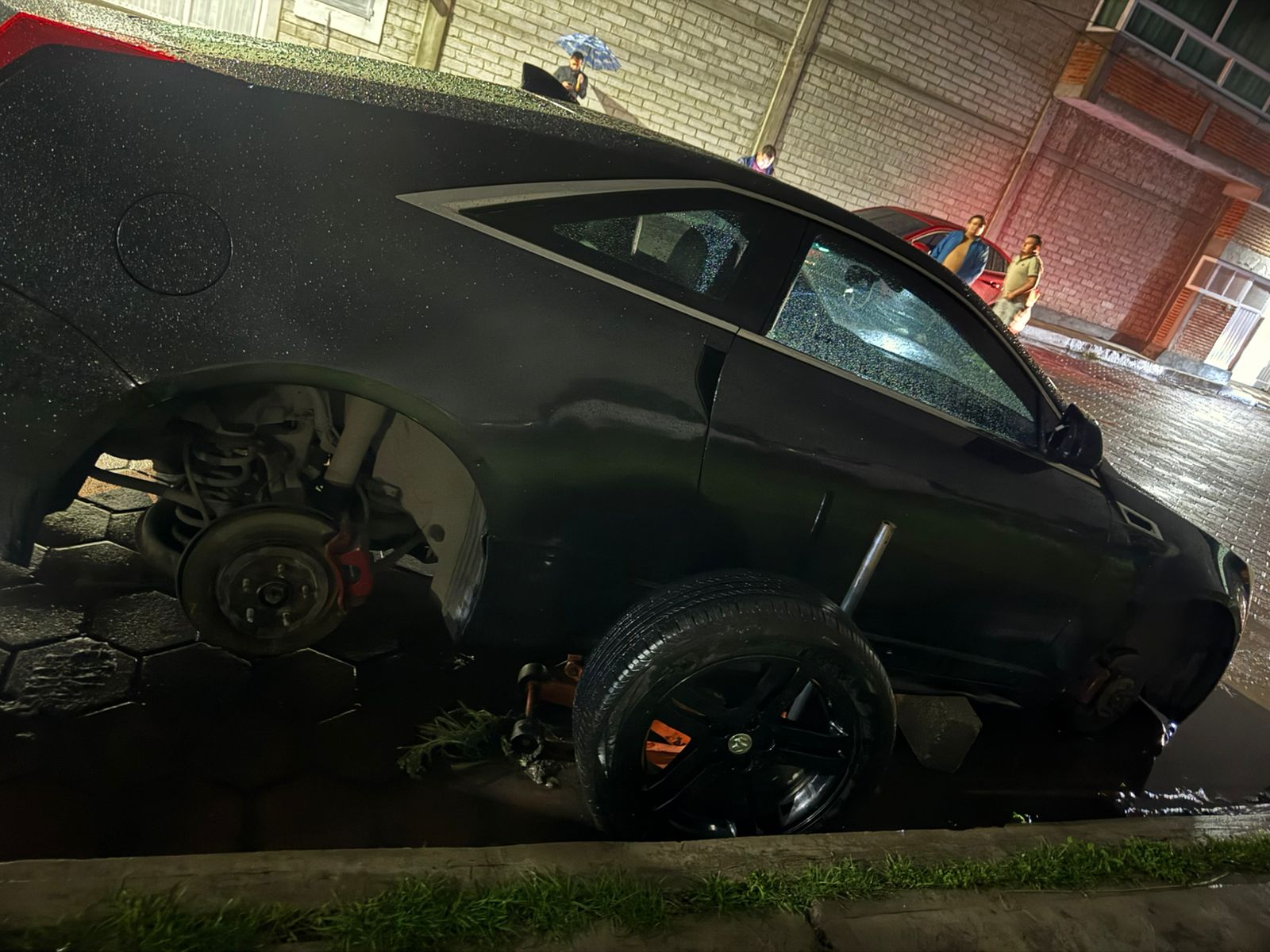 Hampones se llevan llantas de dos vehículos durante un bautizo en Chiautempan