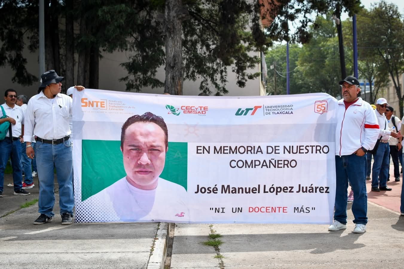 "Ni un docente más": Marchan en Tlaxcala en memoria de Josman