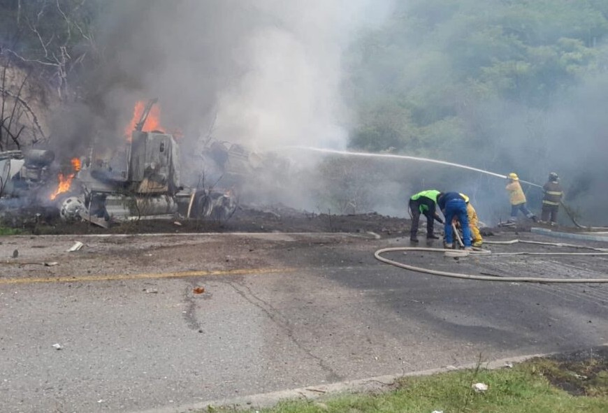 Foto: Cortesía Volcadura y explosión de pipa en carretera Puebla-Tlapa