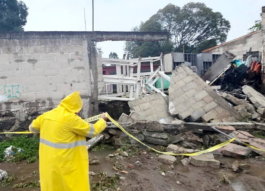 Encharcamientos, caída de bardas y ramas en Chiautempan tras granizada