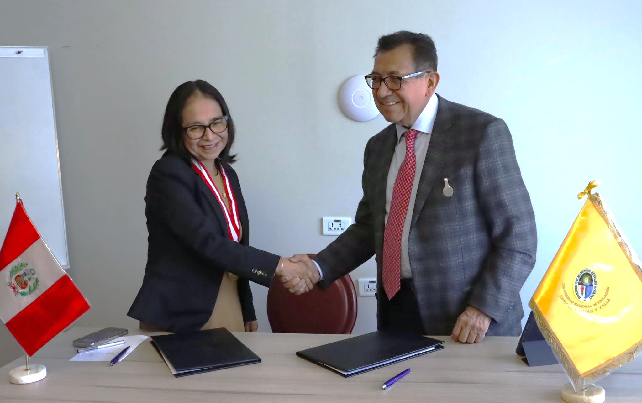 UATx y UNE Perú unen esfuerzos en educación, cultura y tecnología