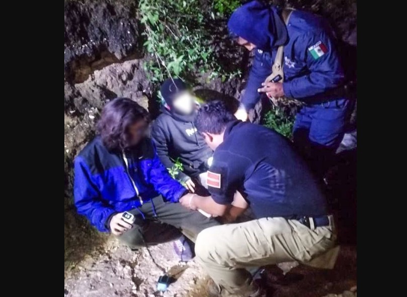 Foto: Cortesía Dos jóvenes fueron rescatados tras quedar atrapados por creciente de un río