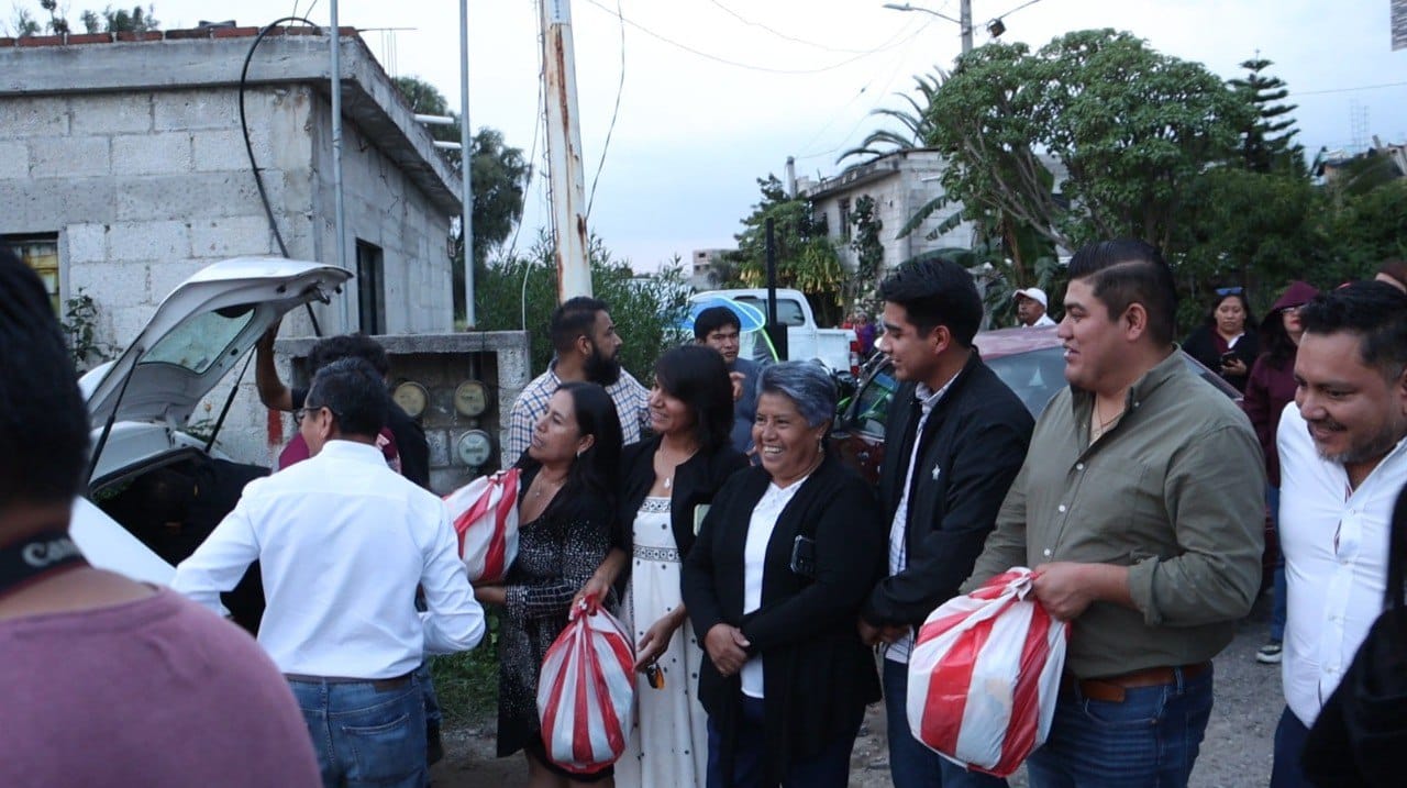Entrega Omar Muñoz apoyos a familias afectadas por desbordamiento de río 