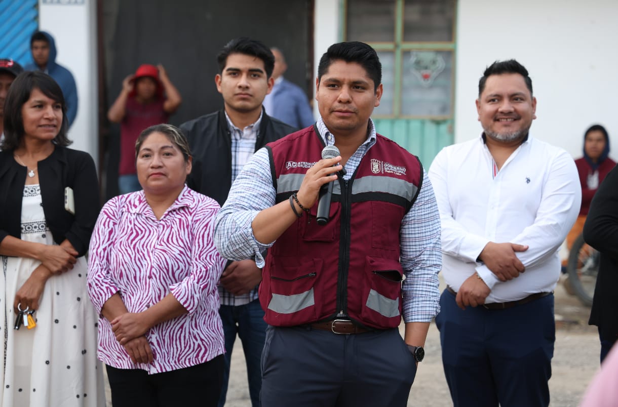 Entrega Omar Muñoz apoyos a familias afectadas por desbordamiento de río 