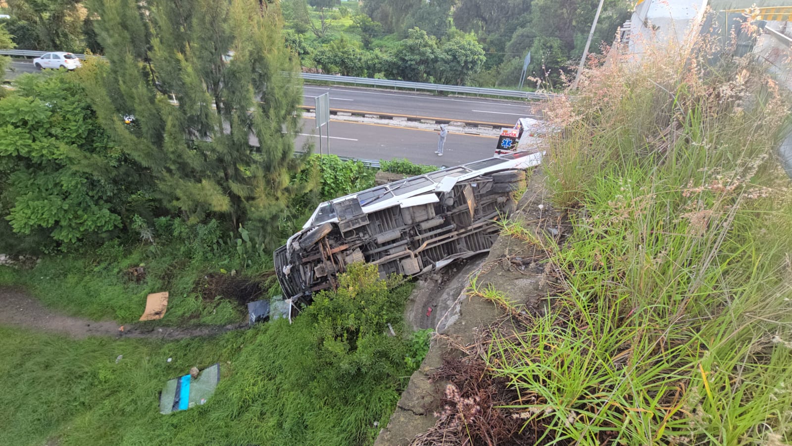 Vuelca unidad de transporte de personal en Panotla; cinco trabajadores resultaron lesionados