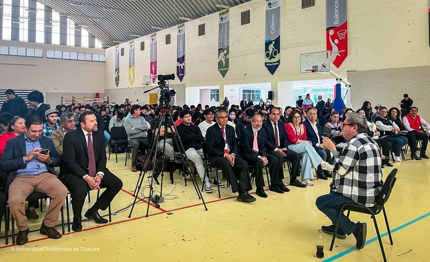 Paco Ignacio Taibo II inspira a jóvenes en conferencia histórica en Tlaxcala