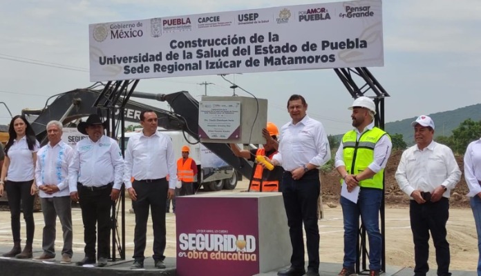 Foto: Cortesía Alejandro Armenta coloca primera piedra de la Universidad de la Salud de Izúcar