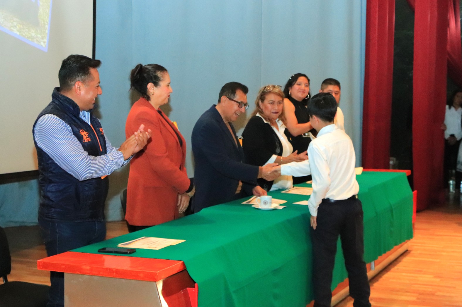 UATx impulsa valores y educación en graduación de primaria Ignacio Manuel Altamirano