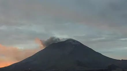 Popocatépetl lanza ceniza y gases; alerta por caída en seis estados