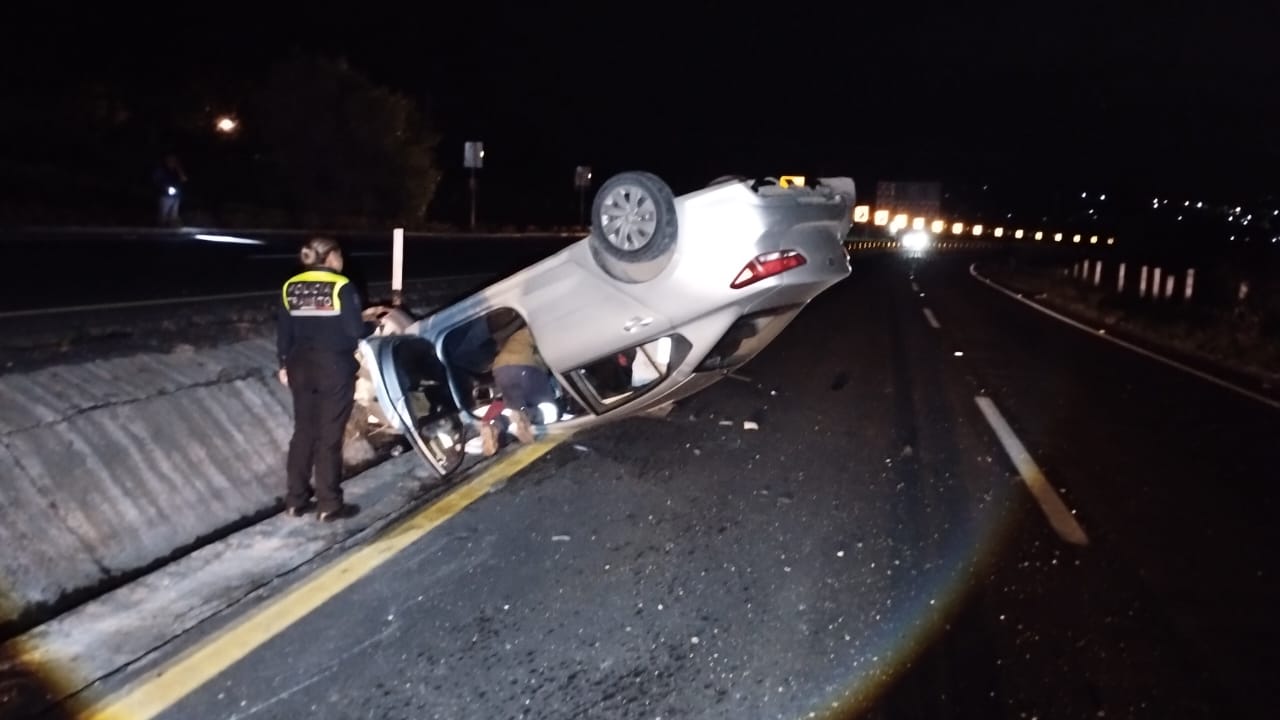 Vuelca vehículo en autopista San Martín–Tlaxcala, a la altura de El Porvenir