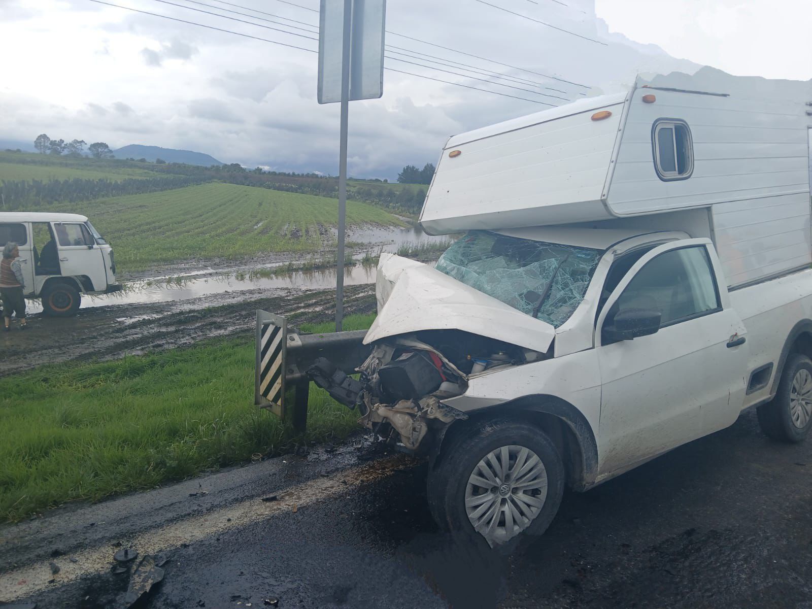 Choque frontal deja daños materiales sobre la México–Veracruz, en el paraje "El Padrino"