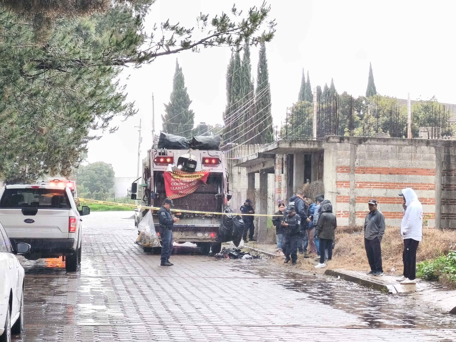 Muere joven trabajador del Ayuntamiento de Teolocholco tras caer de camión recolector de basura