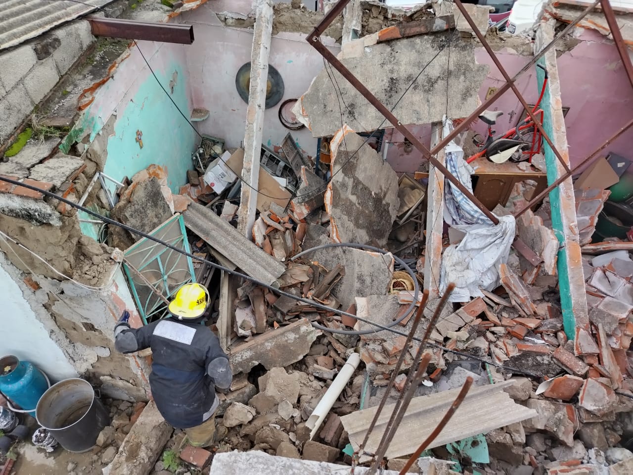 Derrumbe de barda en Panotla causa movilización de equipos de emergencia; no hubo lesionados