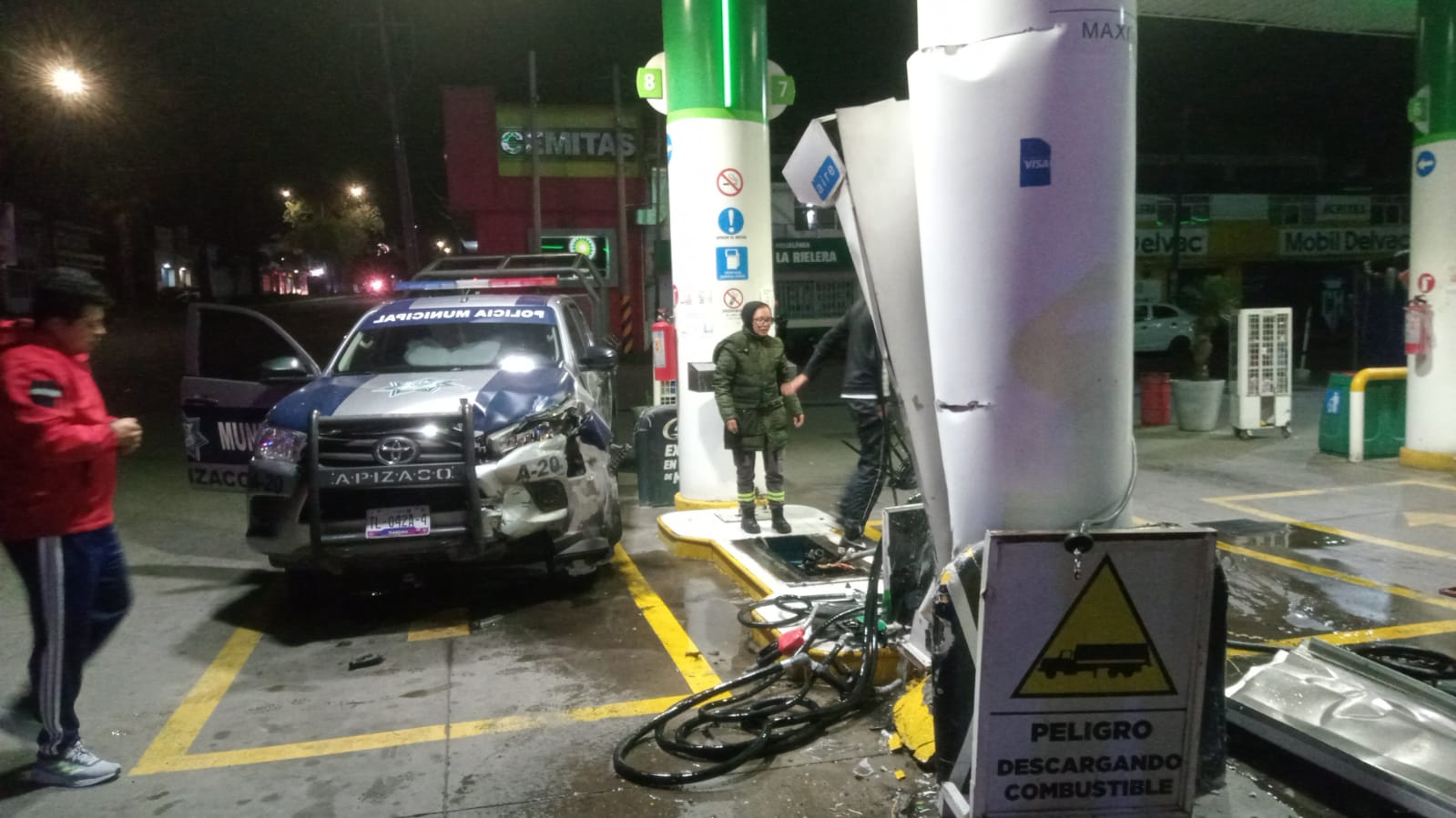 Por no poner freno de mano, patrulla choca contra dispensario de gasolina, en Apizaco