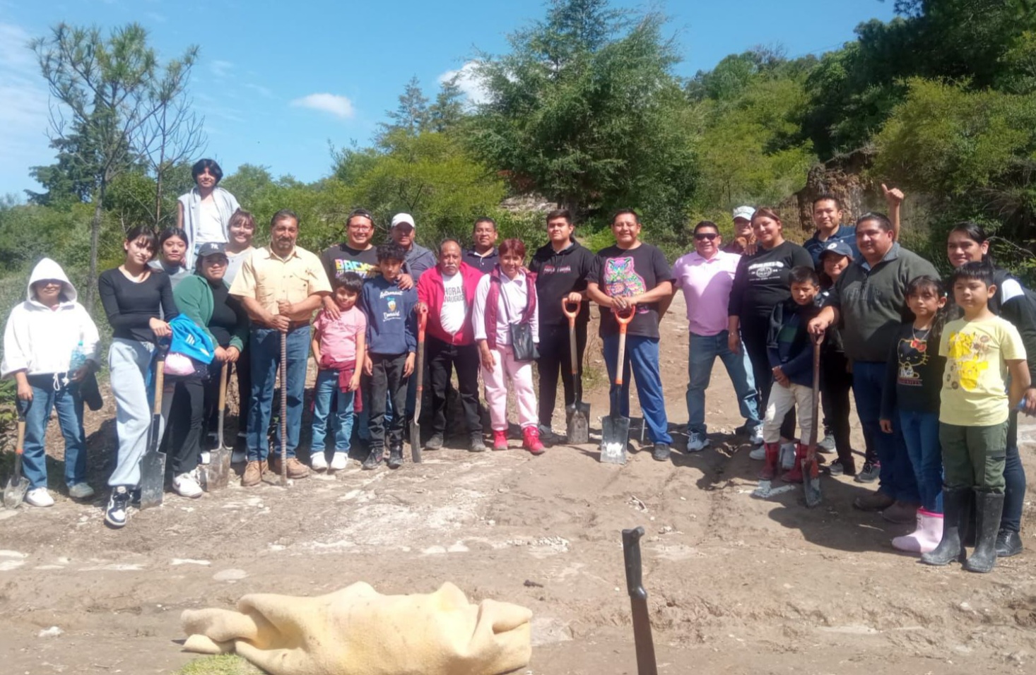 Vecinos Quiahuixtlan y Totolac se unen para reforestar su cerro con 200 árboles