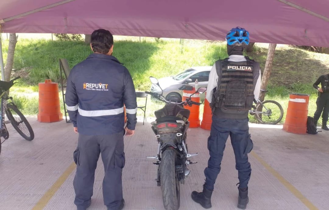 Policía de Apizaco asegura motocicleta con reporte de robo