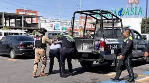 Detienen a presunto agresor de mujer en centro comercial de Chiautempan