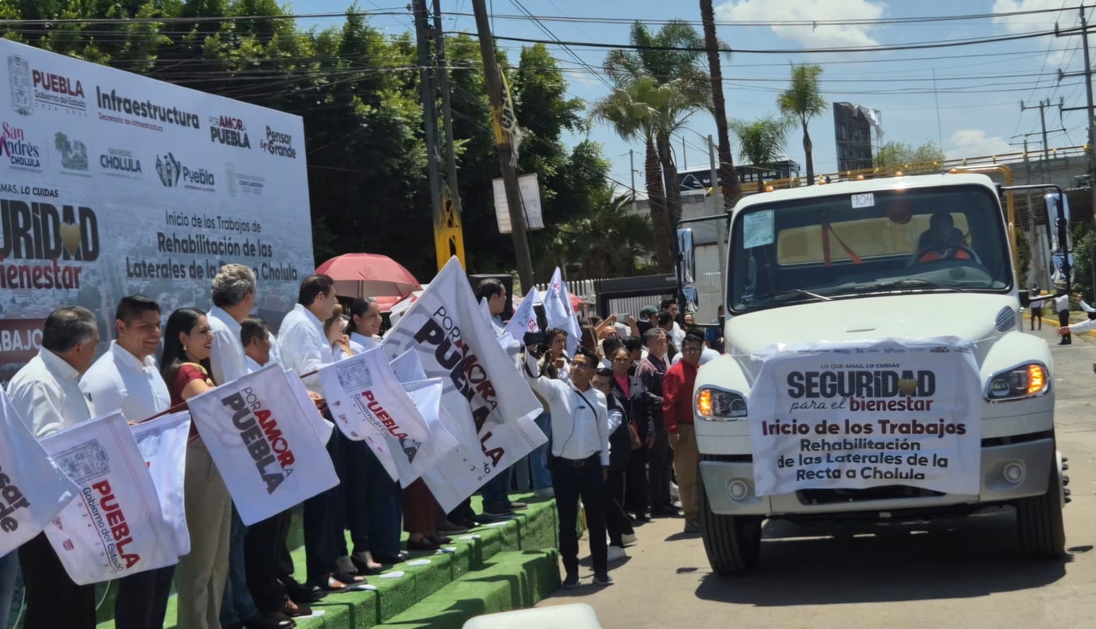 Por: Cortesía Lula Pineda Inicia rehabilitación de las laterales de la Recta a Cholula como parte del programa federal “Senderos de Paz”