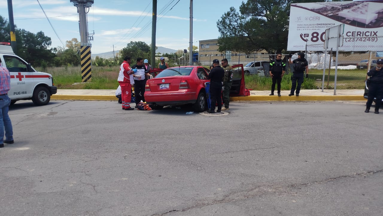 Foto: Cortesía ¡Vuelca camioneta y embiste a familia en la Apizaco–Tlaxco! Hubo cinco lesionados, dos de ellos menores