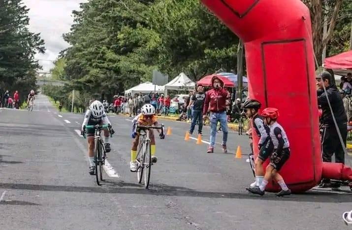 Pequeño ciclista de San Matías Cocoyotla representa con orgullo a Puebla en competencias nacionales