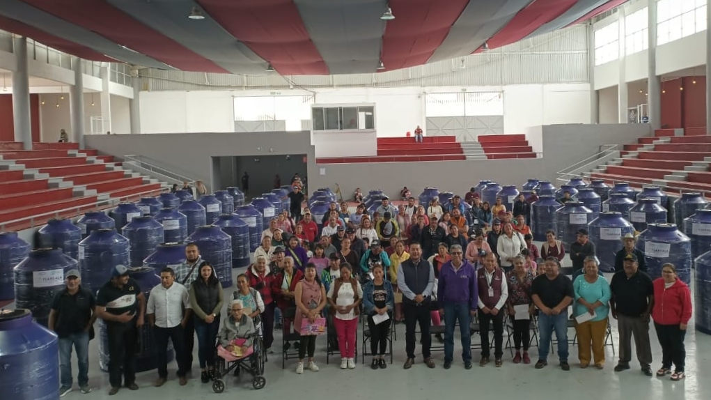 Entrega de 297 tinacos mejora acceso al agua en cuatro municipios de Tlaxcala