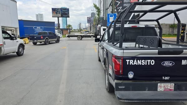 Transportistas de AMOTAC bloquean la Vía Atlixcáyotl y otras carreteras en Puebla por inseguridad
