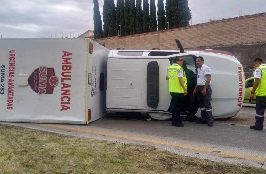 Foto: Cortesía Volcadura de ambulancia SUMA moviliza cuerpos de emergencia en Puebla