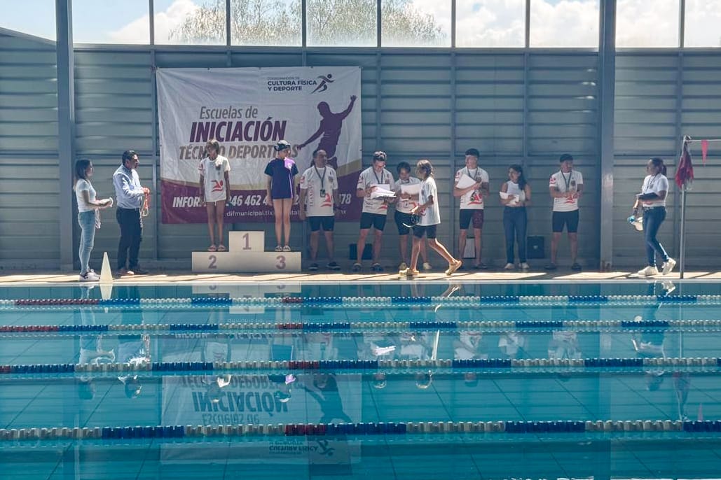 Niñas y niños brillan en competencia de natación en Tlaxcala capital