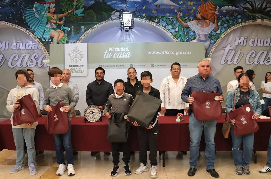 Foto: Cortesía Impulsan el deporte en Atlixco con entrega de uniformes a equipo de natación