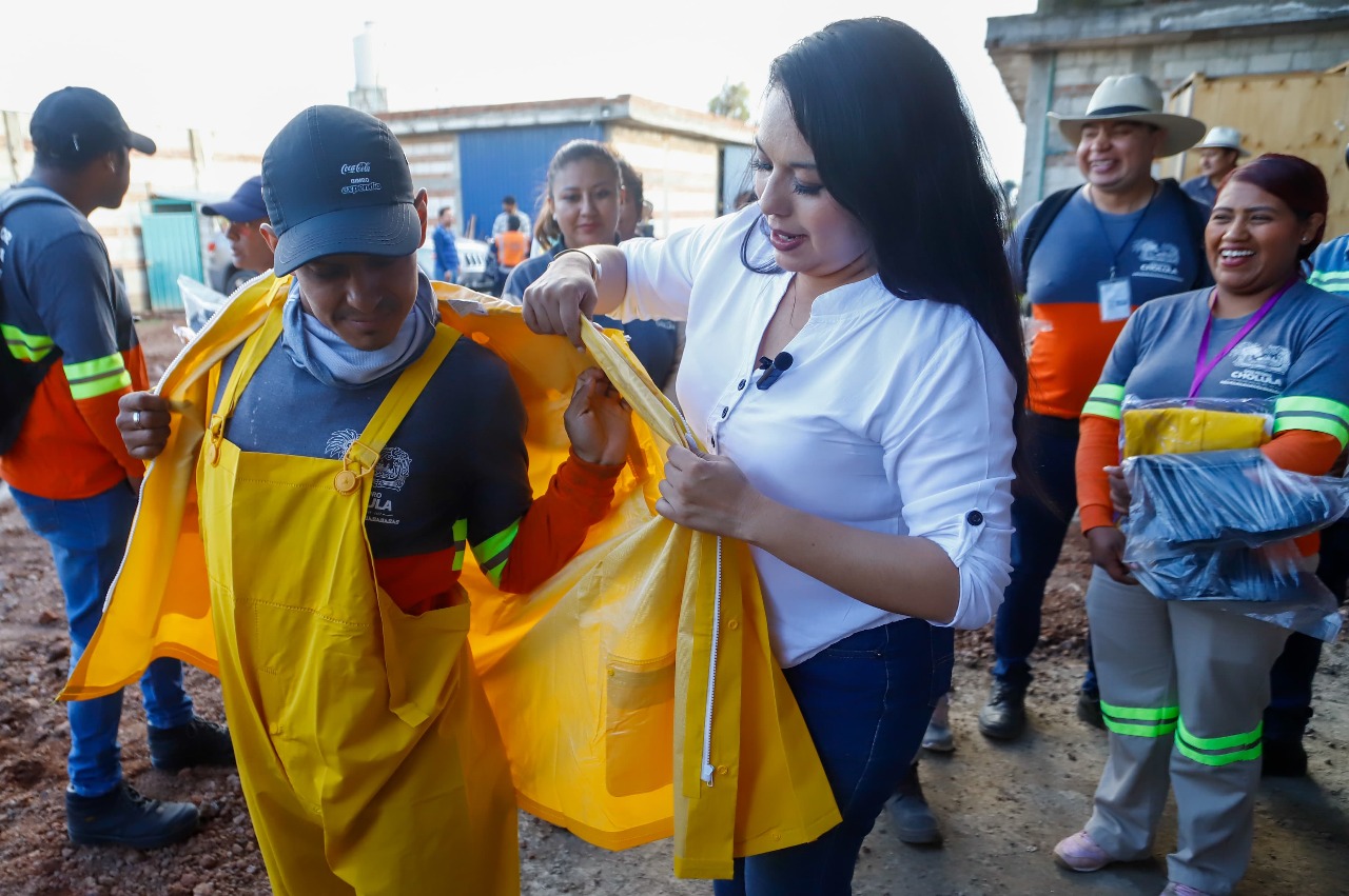 Reafirma Tonantzin Fernández compromiso con personal de Limpia: entregan kits de protección impermeable