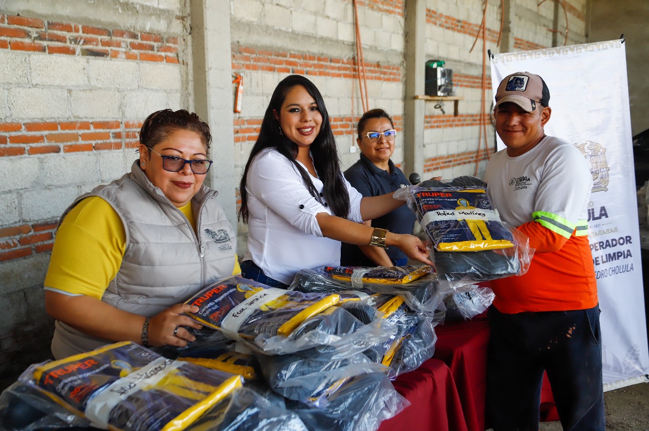 Comunicado oficial Reafirma Tonantzin Fernández compromiso con personal de Limpia: entregan kits de protección impermeable