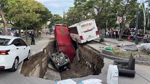 Foto: Cortesía Socavón en Guadalajara se traga 3 vehículos y deja 4 heridos