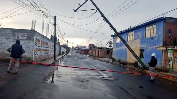 Por: Cortesía Lula Pineda Atienden riesgos por poste y árbol caído en distintos puntos de San Pedro Cholula