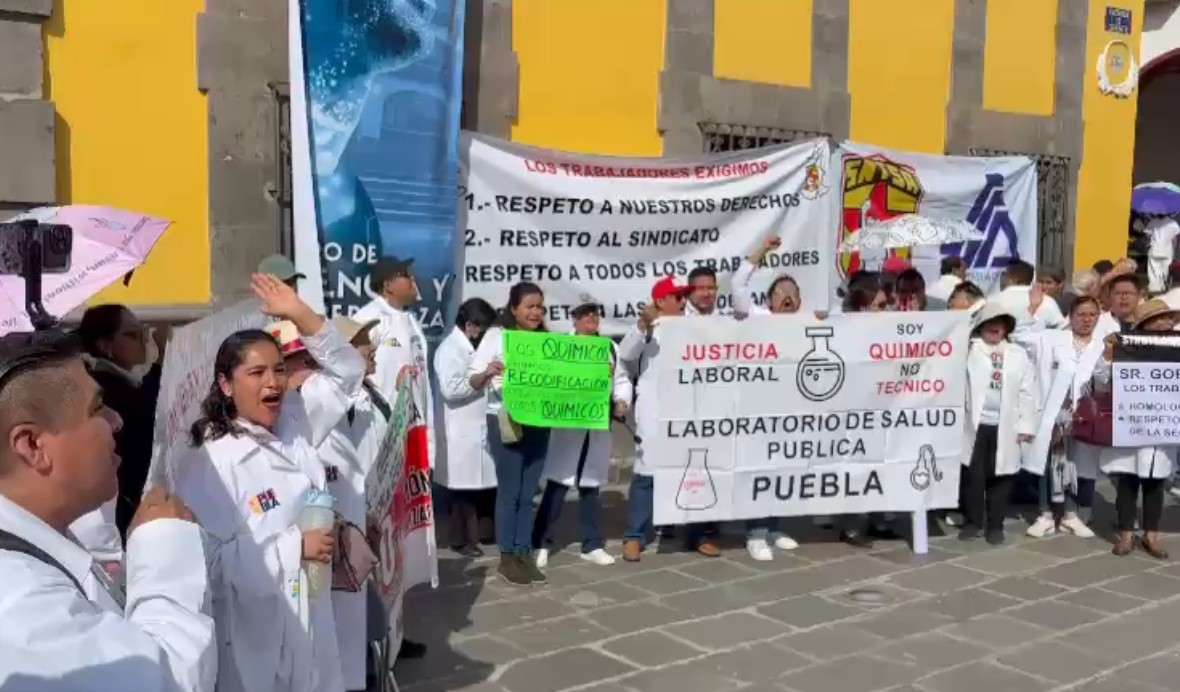 Marcha de trabajadores de Salud en Puebla por carencias en el sector