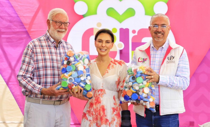 DIF Puebla entrega más de 1.5 toneladas de tapitas por la niñez con cáncer
