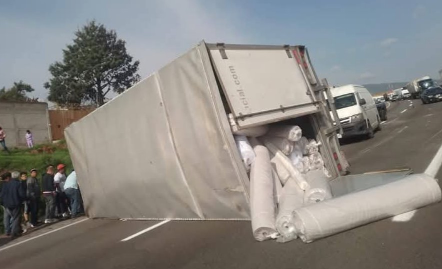 Foto: Cortesía Accidente en la México-Puebla: tractocamión vuelca en el km 74