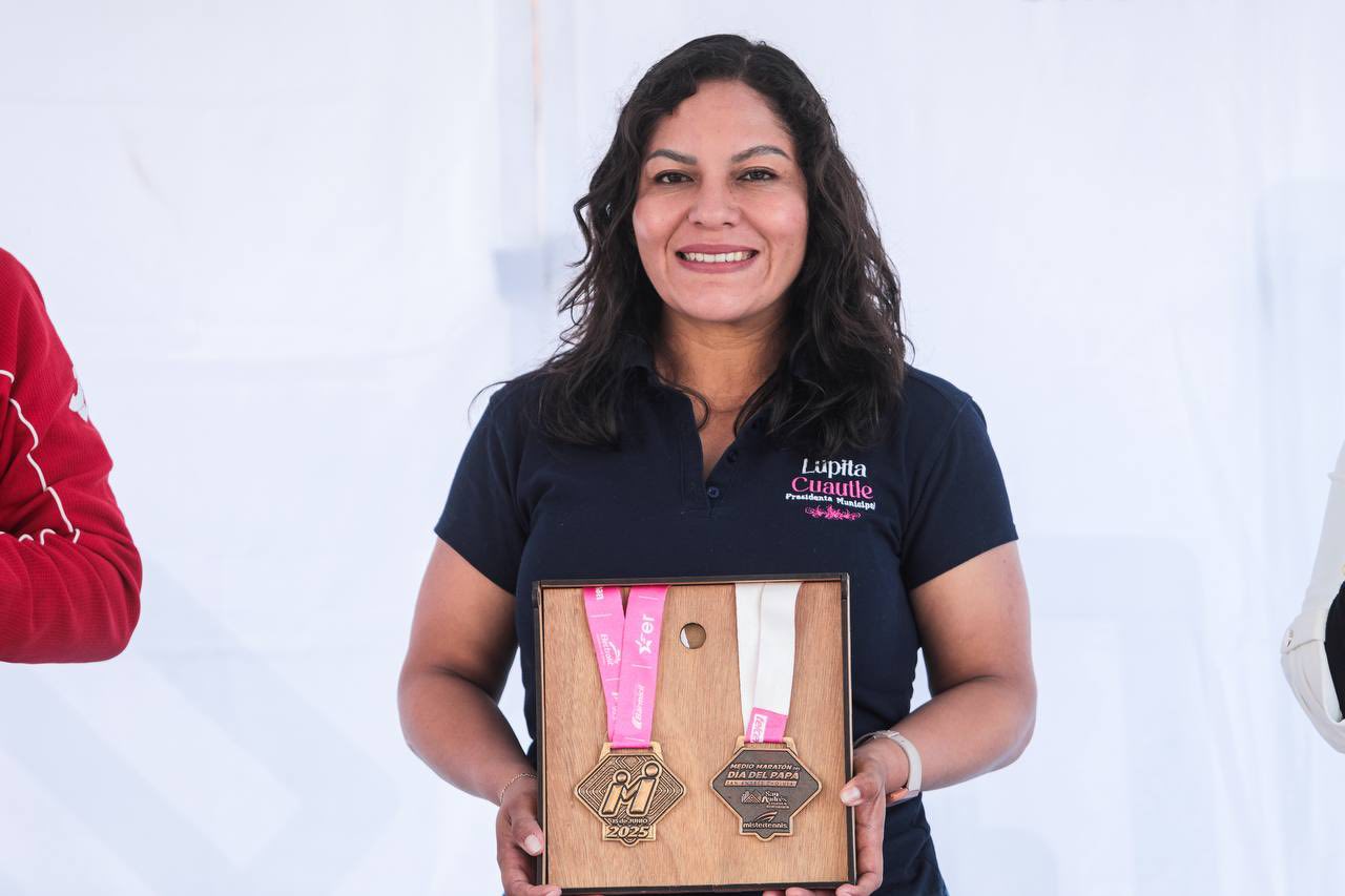 Por: Cortesía Lula Pineda Presentan medalla y playera del Medio Maratón del Día del Papá en San Andrés Cholula