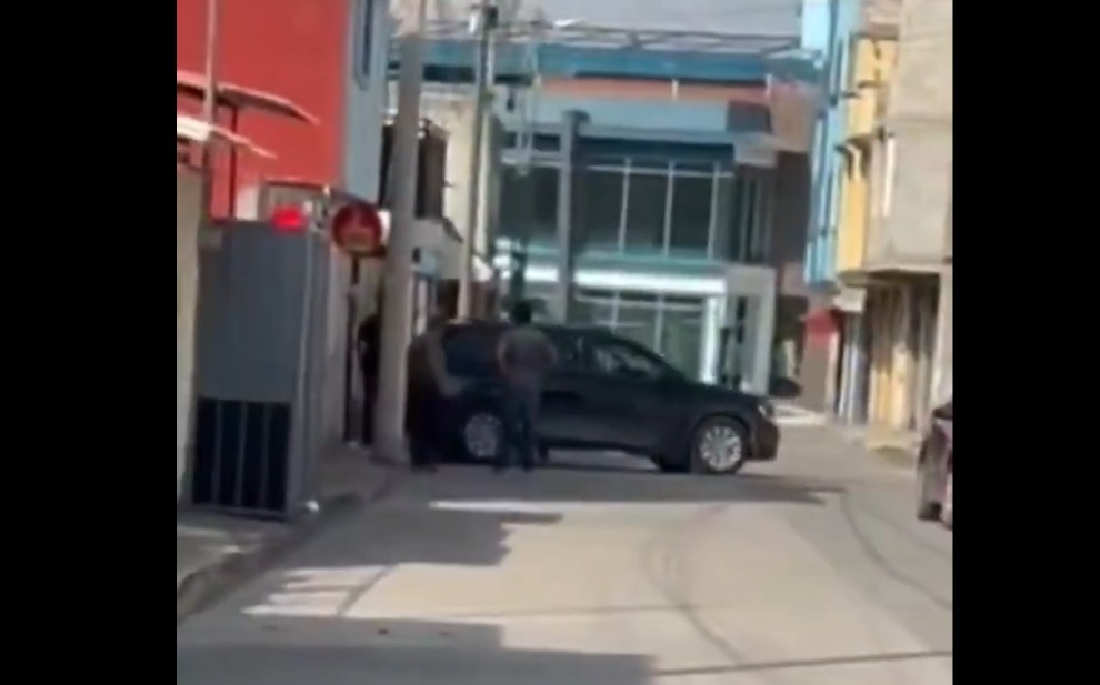 Foto: Cortesía Presunto abogado embiste portón con camioneta en Texmelucan