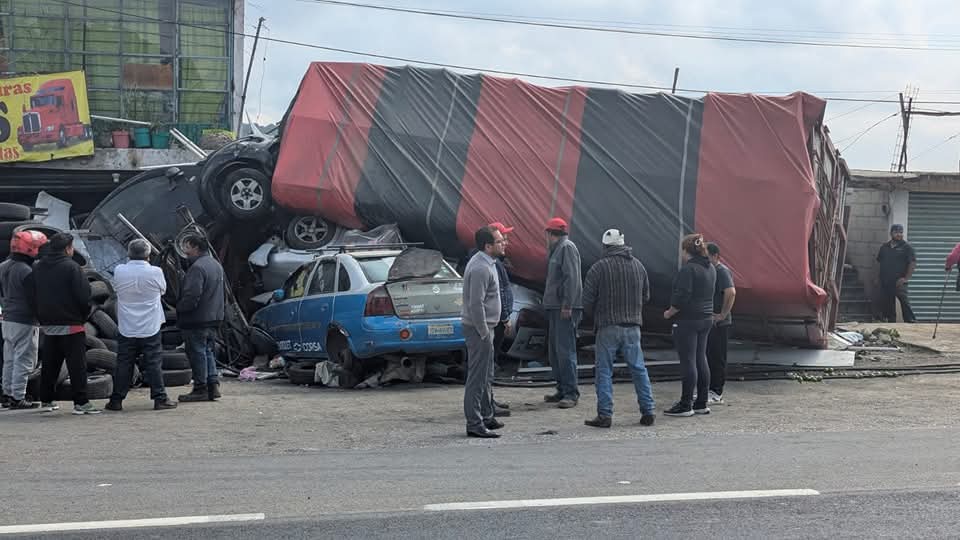 Tráiler pierde el control en Xaltocan y embiste varios vehículos; terminó incrustado en un local comercial